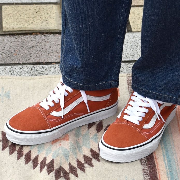 バンズ/ヴァンズ (VANS) OLD SKOOL COLOR THEORY BURNT OCHRE 靴 スニーカー ローカット オールドスクール VN0005UFGWP トップジミーのレディースコーディネート画像