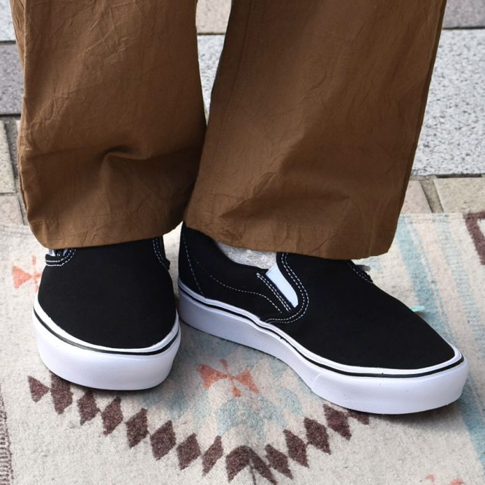 バンズ/ヴァンズ (VANS) UA COMFYCUSH SLIP-ON (コンフィクッシュ スリッポン) CLASSIC 靴 スニーカー 紐なし VN0A3WMDVNE トップジミーのレディースコーディネート画像