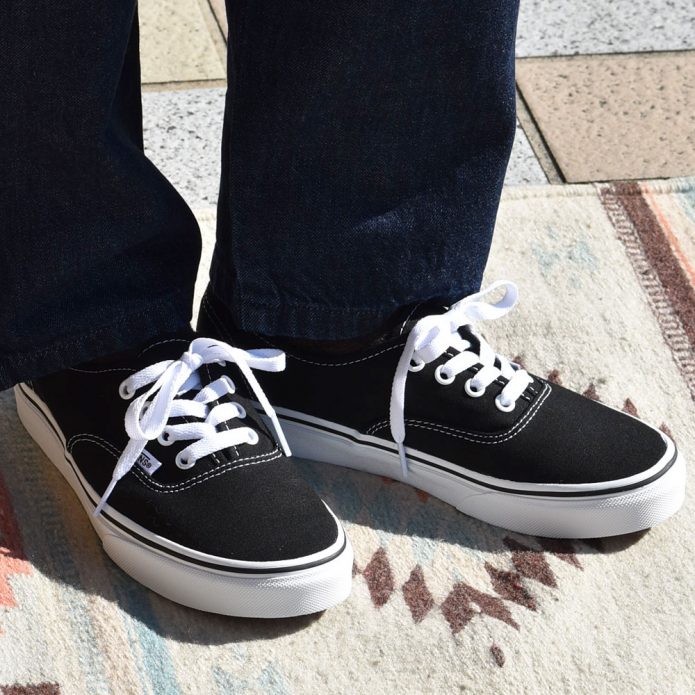 バンズ/ヴァンズ (VANS) UA AUTHENTIC（オーセンティック) 靴 ローカットスニーカー デッキシューズ VN000EE3BLK トップジミーのレディースコーディネート画像