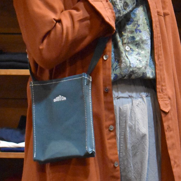 ダントン (DANTON) COTTON CANVAS SHOULDER BAG COLMAR ショルダーバッグ スマホショルダー ポシェット 帆布 トップジミーのレディースコーディネート画像