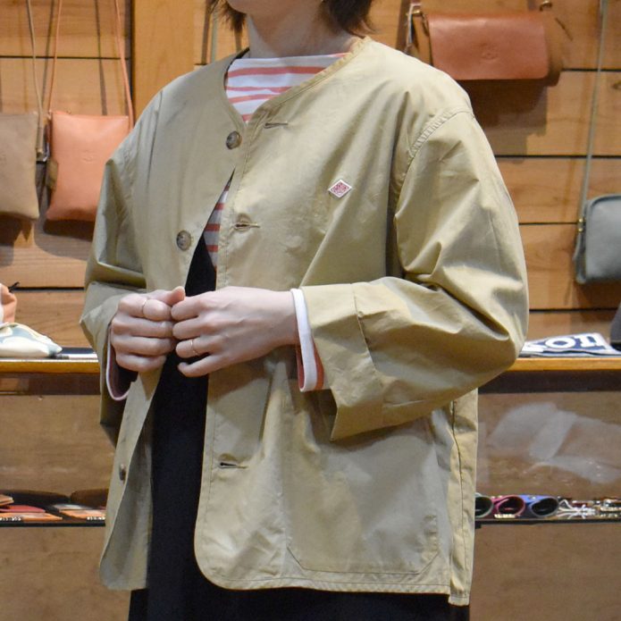 ダントン (DANTON) WOMEN'S COTTON WEATHER COLLARLESS JACKET ノーカラージャケット コットンジャケット 撥水加工 DT-A0473HCD トップジミーのレディースコーディネート画像