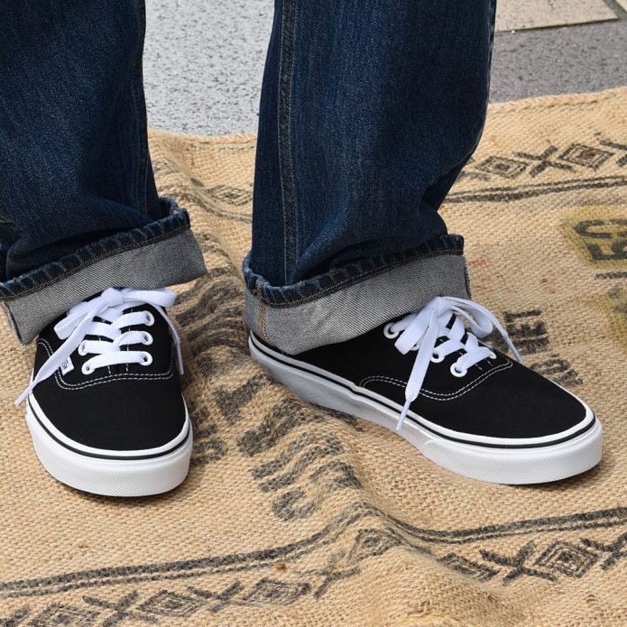 バンズ/ヴァンズ (VANS) UA AUTHENTIC（オーセンティック) 靴 ローカットスニーカー デッキシューズ VN000EE3BLK トップジミーのレディースコーディネート画像