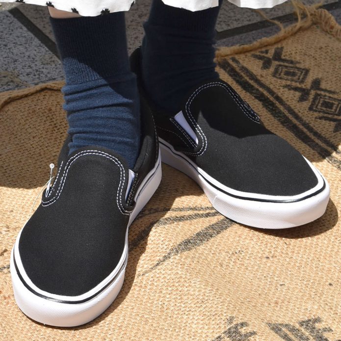 バンズ/ヴァンズ (VANS) UA COMFYCUSH SLIP-ON (コンフィクッシュ スリッポン) CLASSIC 靴 スニーカー 紐なし VN0A3WMDVNE トップジミーのレディースコーディネート画像