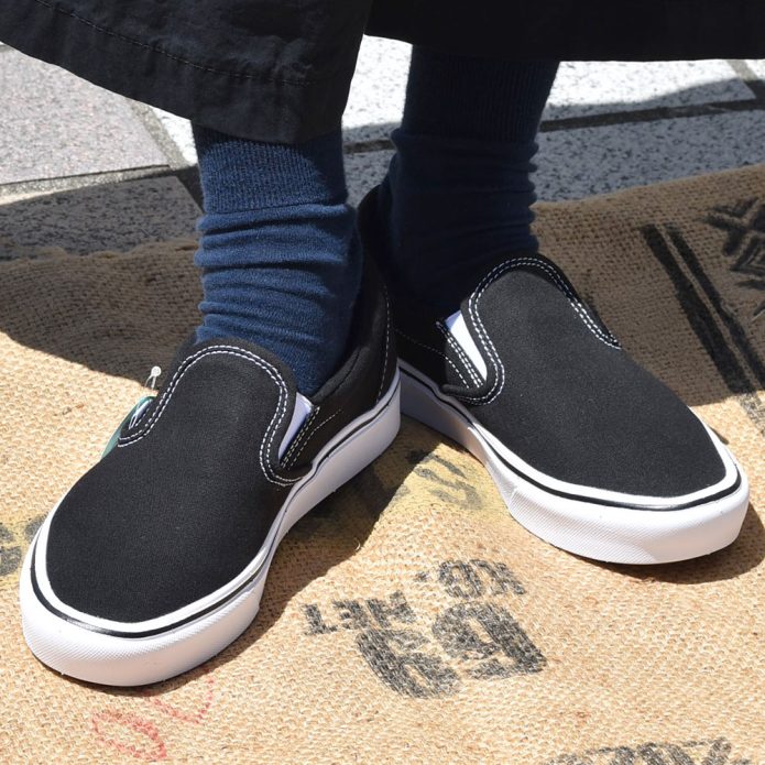 バンズ/ヴァンズ (VANS) UA COMFYCUSH SLIP-ON (コンフィクッシュ スリッポン) CLASSIC 靴 スニーカー 紐なし VN0A3WMDVNE トップジミーのレディースコーディネート画像