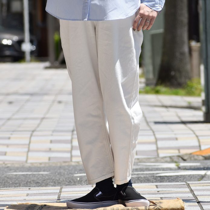 ナル (NARU) 8ozムラデニム コージーパンツ 8オンス コットンパンツ デニムパンツ 637120 トップジミーのレディースコーディネート画像