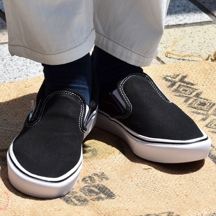 バンズ/ヴァンズ (VANS) UA COMFYCUSH SLIP-ON (コンフィクッシュ スリッポン) CLASSIC 靴 スニーカー 紐なし VN0A3WMDVNE トップジミーのレディースコーディネート画像