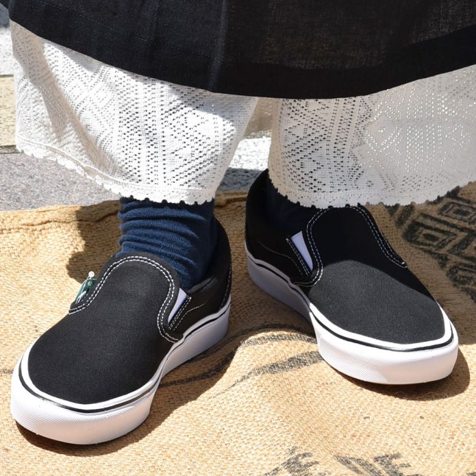 バンズ/ヴァンズ (VANS) UA COMFYCUSH SLIP-ON (コンフィクッシュ スリッポン) CLASSIC 靴 スニーカー 紐なし VN0A3WMDVNE トップジミーのレディースコーディネート画像