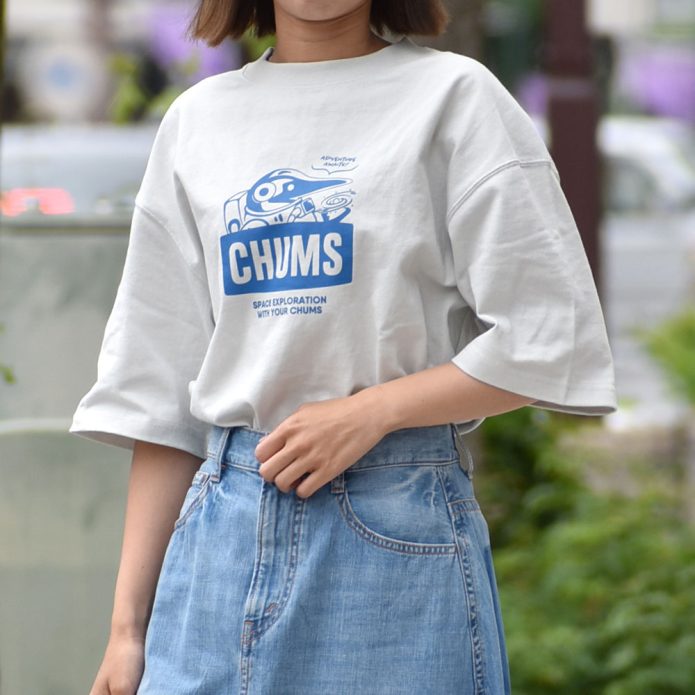 チャムス (CHUMS) スペースブービーTシャツ Space Booby T-Shirt 半袖プリントTシャツ ロゴ ユニセックス CH01-2545 トップジミーのレディースコーディネート画像