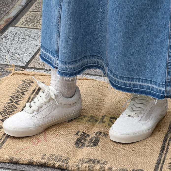 バンズ/ヴァンズ (VANS) OLD SKOOL OVERSIZED LACE marshmallow オールドスクール 靴 ローカットスニーカー VN000CR5FS8 トップジミーのレディースコーディネート画像