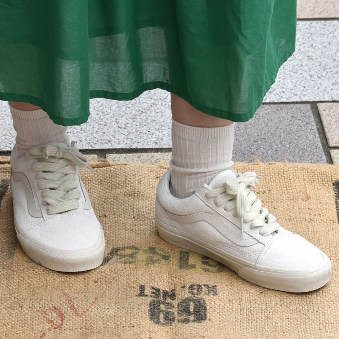 バンズ/ヴァンズ (VANS) OLD SKOOL OVERSIZED LACE marshmallow オールドスクール 靴 ローカットスニーカー VN000CR5FS8 トップジミーのレディースコーディネート画像