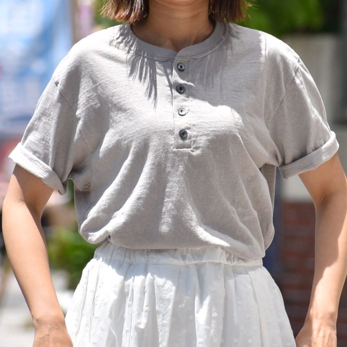 ダリーズ (DALEE'S&Co) Spinner [1920s HENLEY NECK] 半袖ヘンリーネックTシャツ WHITE / DOPE.BLK / GRY.WASH トップジミーのレディースコーディネート画像