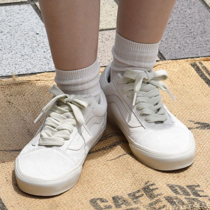 バンズ/ヴァンズ (VANS) OLD SKOOL OVERSIZED LACE marshmallow オールドスクール 靴 ローカットスニーカー VN000CR5FS8 トップジミーのレディースコーディネート画像