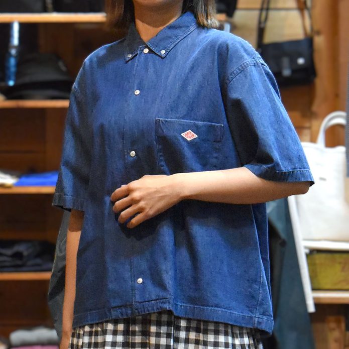 ダントン (DANTON) WOMEN'S DOT BUTTON B.D. SHORT SHIRT S/S 半袖デニムシャツ ブラウス DT-B0336DUG トップジミーのレディースコーディネート画像