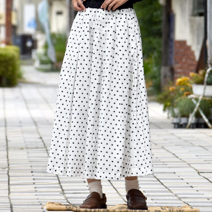 ポンデシャロン (PONT DE CHALONS) 刺繍タックギャザースカート 小花モチーフ コットンの裏地付き 22480327 トップジミーのレディースコーディネート画像