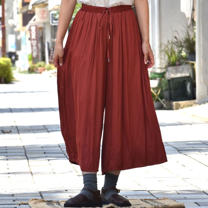 ソソット (sosotto) アンティークサテンギャザーワイドパンツ ペチパンツ 42552116 トップジミーのレディースコーディネート画像