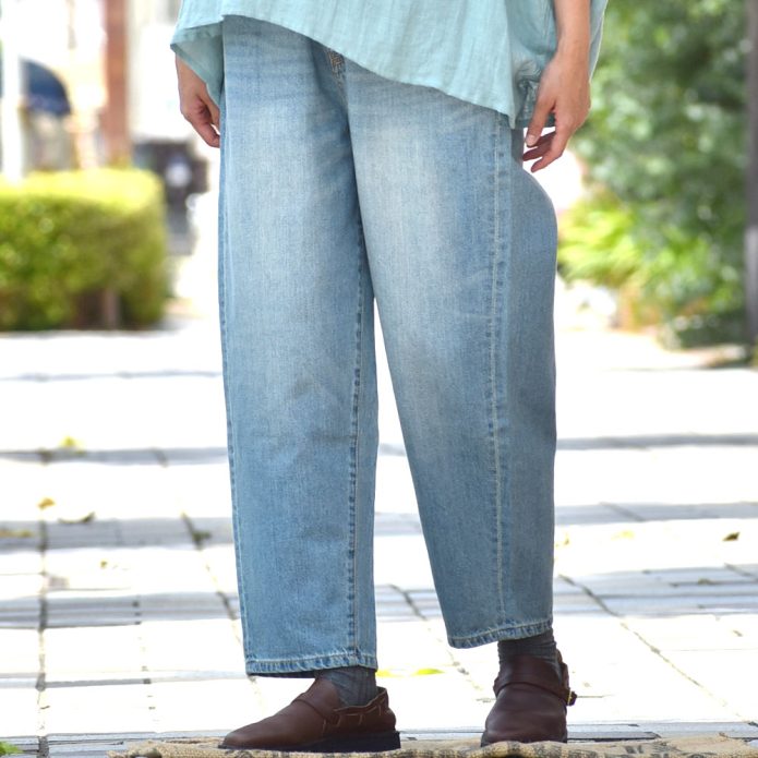 ケレン(KELEN) -ROY- EASY FIT DENIM デニムテーパードパンツ LKL23HPT2013 トップジミーのレディースコーディネート画像