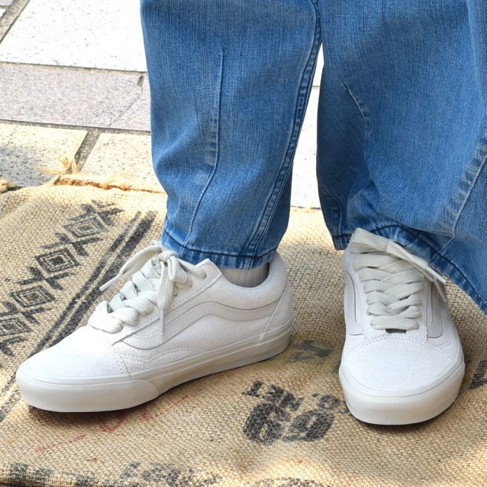 バンズ/ヴァンズ (VANS) OLD SKOOL OVERSIZED LACE marshmallow オールドスクール 靴 ローカットスニーカー VN000CR5FS8 トップジミーのレディースコーディネート画像