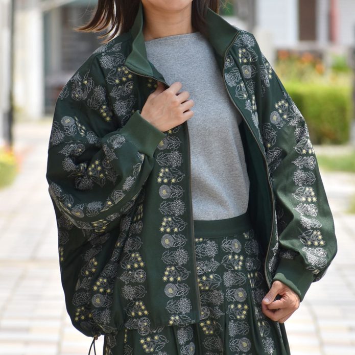 マーブルシュッド (marble SUD) flower language ジップブルゾン ナイロンジャケット 06FF073025 トップジミーのレディースコーディネート画像