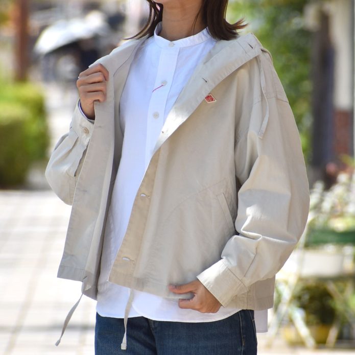 ダントン (DANTON) SHORT HOODED JACKET ライトアウター フード付きコート DT-A0474CFD トップジミーのレディースコーディネート画像