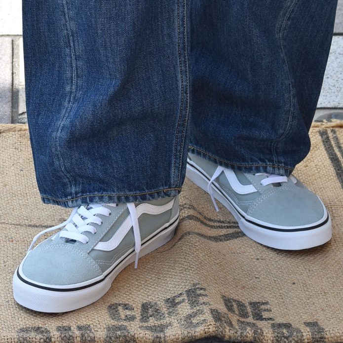 バンズ/ヴァンズ (VANS) OLD SKOOL COLOR THEORY PURE GREY オールドスクール 靴 ローカットスニーカー VN000CR5EPO トップジミーのレディースコーディネート画像