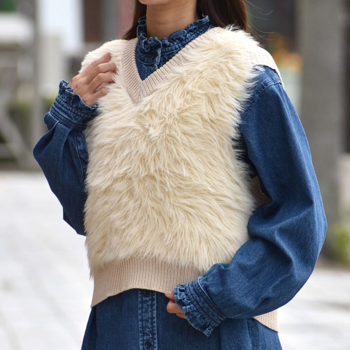 ポンデシャロン (PONT DE CHALONS) フロントシャギーニットベスト ファーベスト もこもこ 22553314 トップジミーのレディースコーディネート画像