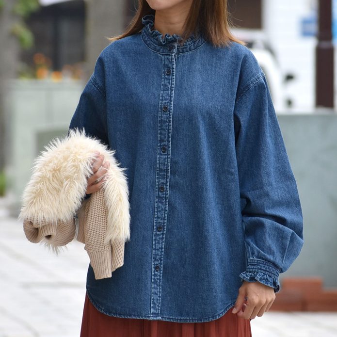 ケレン (KELEN) -SYNTH- FRILL DESIGN DENIM SHIRT 長袖フリルシャンブレーシャツ デニムシャツ LKL25FBL2253 トップジミーのレディースコーディネート画像