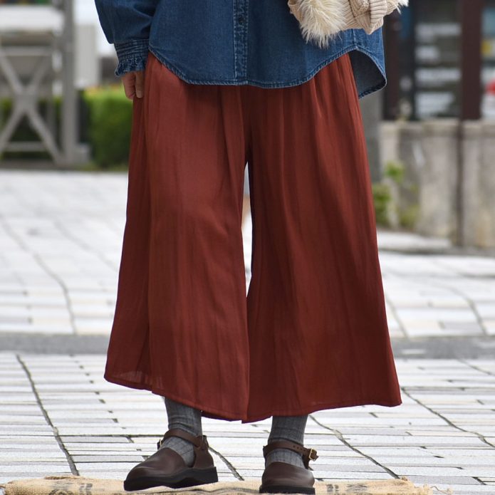 ソソット (sosotto) アンティークサテンギャザーワイドパンツ ペチパンツ 42552116 トップジミーのレディースコーディネート画像