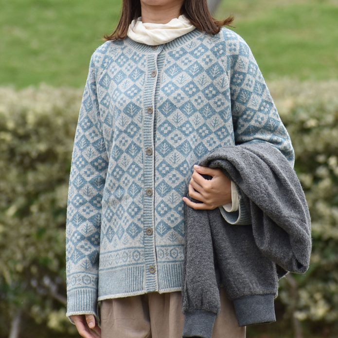 ブリスバンチ (Bliss bunch) ジャガード クルーネックカーデ ウールジャガードニットカーディガン P758-440 トップジミーのレディースコーディネート画像