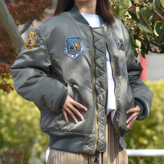 コリンボ (COLIMBO) VERONA STRATO JKT. =CUSTOM= -FORWARD AIR CONTROL ADVISER- ヴェローナ ストラトジャケットカスタム B-15 フライトジャッケット MA-1 ZZ-0123 トップジミーのレディースコーディネート画像