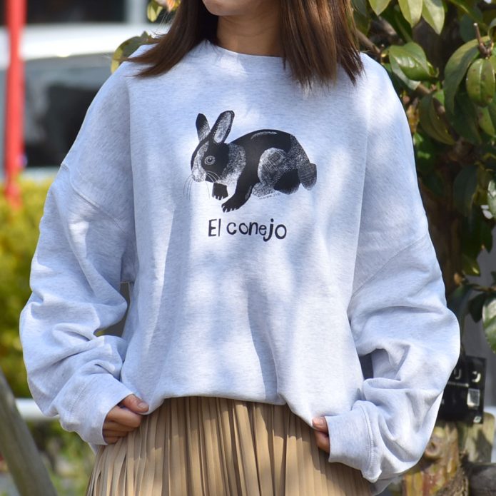マーブルシュッド (marble SUD) Elconejo LONG SWEAT 長袖プリントトレーナー スウェット 01FF082231 トップジミーのレディースコーディネート画像