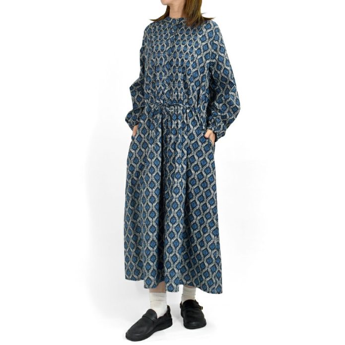 ソソット (sosotto)
ツタ柄細ピンタックウエストドロストOP
前開きノーカラーワンピース
42572218