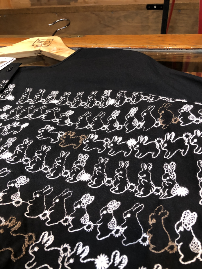 マーブルシュッド (marble SUD)
うさぎLOTS 2WAYブラウス
うさぎ刺繍ブラウス 前後2way シャツ
05GS083009