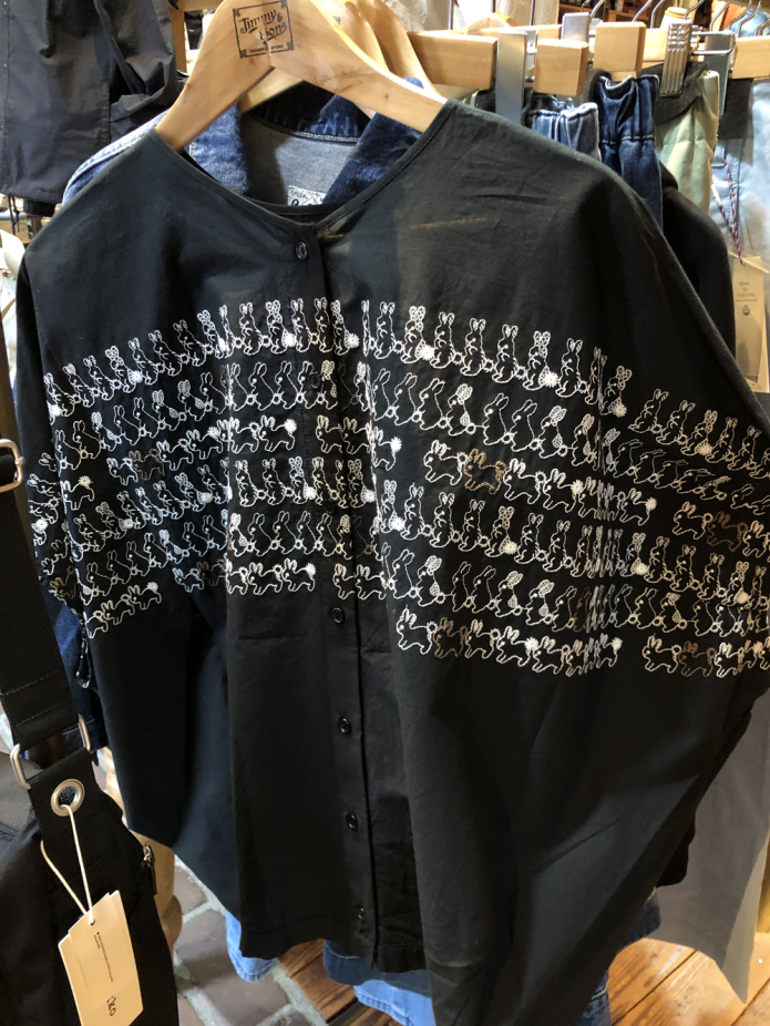 マーブルシュッド (marble SUD)
うさぎLOTS 2WAYブラウス
うさぎ刺繍ブラウス 前後2way シャツ
05GS083009