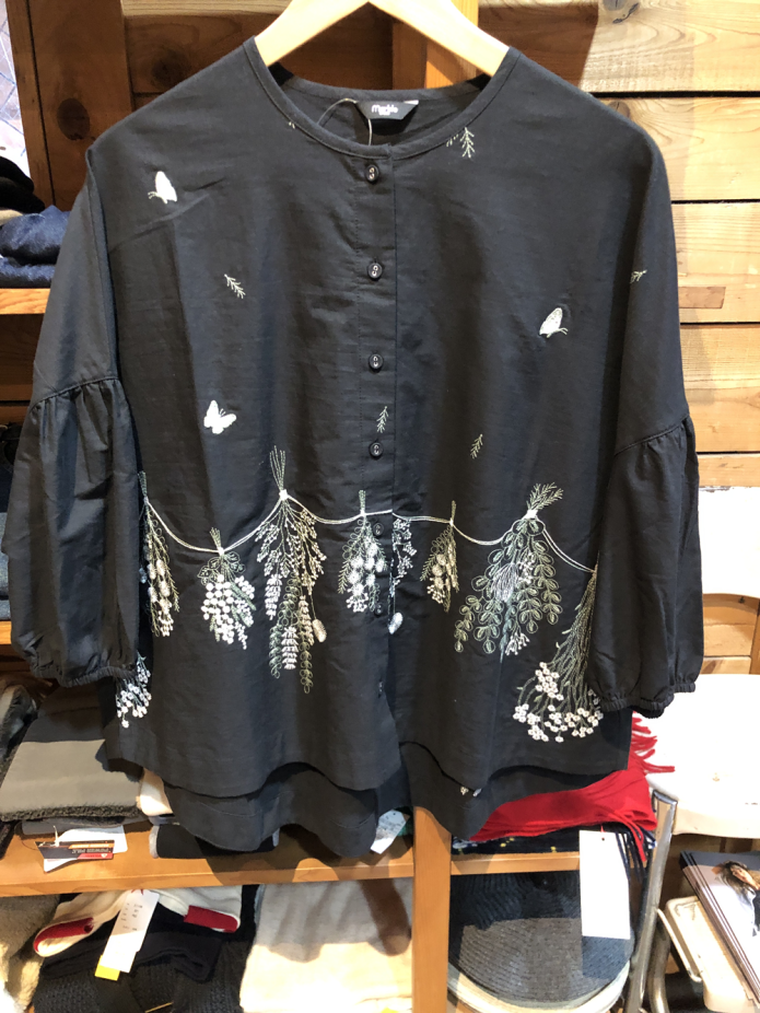 マーブルシュッド (marble SUD)
EMB swag(綿) パフブラウス
刺繍 シャツ
05GS074003