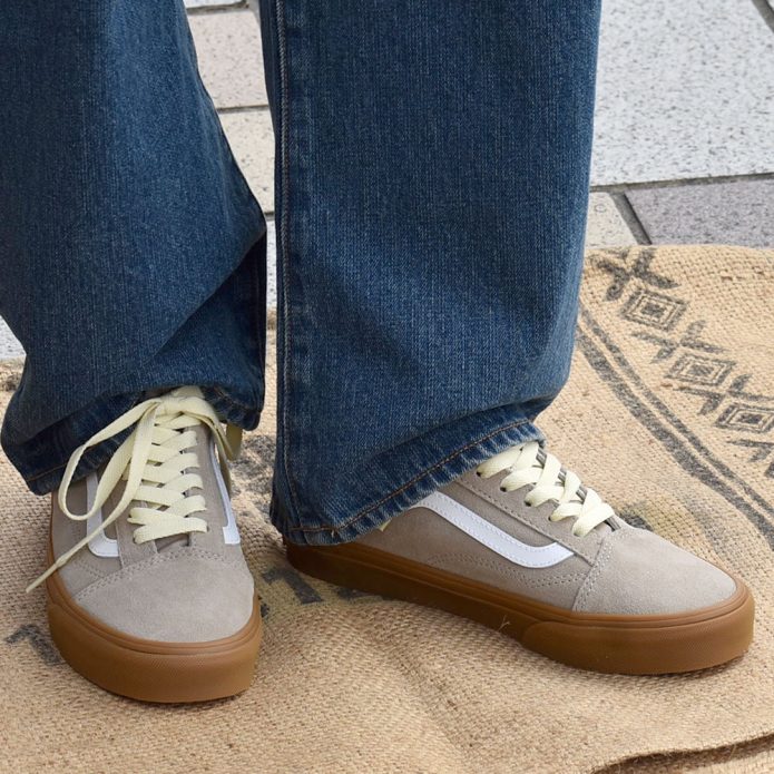 バンズ/ヴァンズ (VANS) OLD SKOOL GUM ALUMINUM オールドスクール 靴 ローカットスニーカー VN000D6W103 トップジミーのレディースコーディネート画像