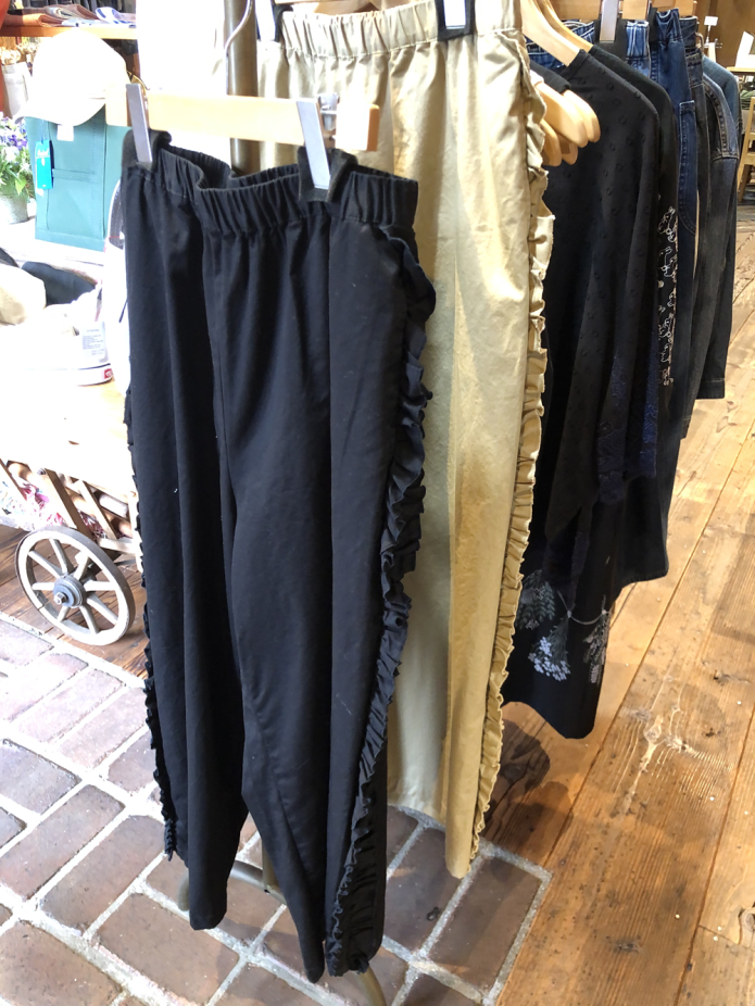 ブリスバンチ (Bliss bunch)
サイドフリル切替ワイドパンツ
コットンツイルパンツ