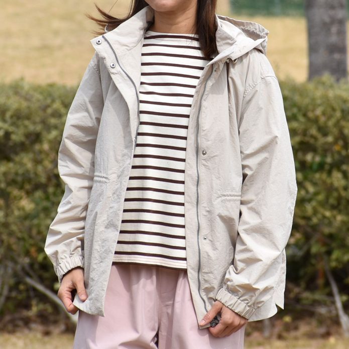 ポンデシャロン (PONT DE CHALONS) 撥水フード付マウンテンパーカー ジャケット ライトアウター フード取り外し可能 22610114 トップジミーのレディースコーディネート画像