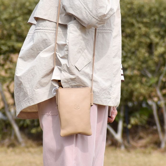 イルビゾンテ (IL BISONTE) クロスボディバッグ 限定カラー レザーミニショルダーバッグ スマホ ショルダー ポシェット 54232-3-07411 トップジミーのレディースコーディネート画像