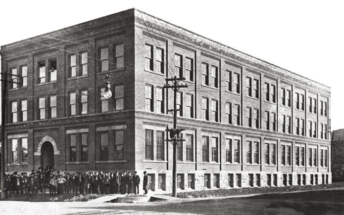 1909年に４階建てに増築され立派な工場になったレッドウィング社 トップジミーの画像
