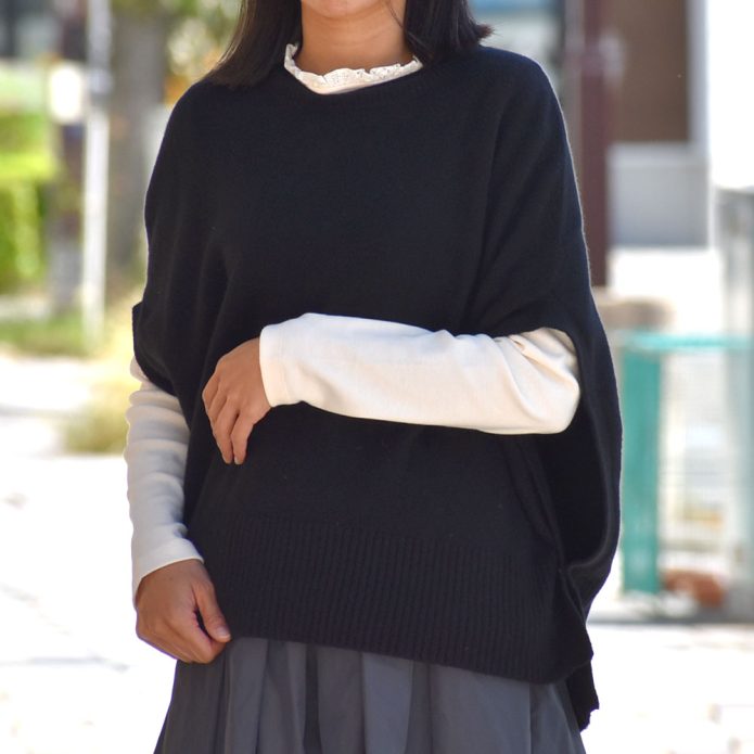 マオメイド (MAOMADE) 再登場!!! ゆったり着れる サイドボタン ベスト ニット 無地 641135 ポンデシャロン (PONT DE CHALONS)【日本製】<トロワ> 衿フリルプルオーバー 長袖カットソー インナー 重ね着 22451612 トップジミーのレディースコーディネート画像