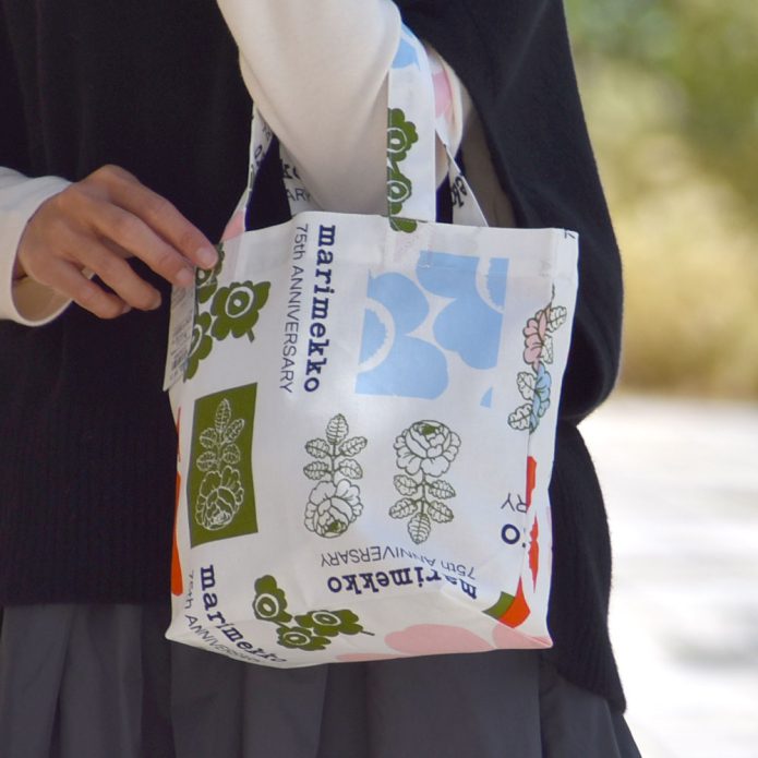 マリメッコ (marimekko) 【日本限定】75th Anniversary トートバッグ 75周年記念 コットンバッグ エコバッグ マイバッグ 52269-4-76278 トップジミーのレディースコーディネート画像