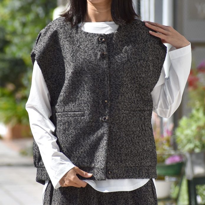 ケレン (KELEN)EDNA BACK SLIT TWEED GILET ツイード ベスト ジレ LKL26FBL2323 マオメイド(MAOMADE)みなさま おなじみ ラウンドヘムTEE 無地 長袖カットソー 641201 トップジミーのレディースコーディネート画像